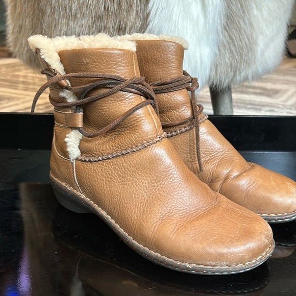 UGG cassia 1932 boots leather Sherpa short tie size 8 - Picture 1 of 9